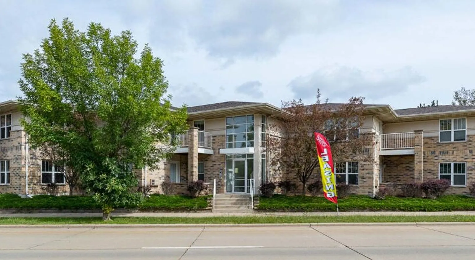 Fox Pointe Apartments - Adjacent to UWO — Photo 1