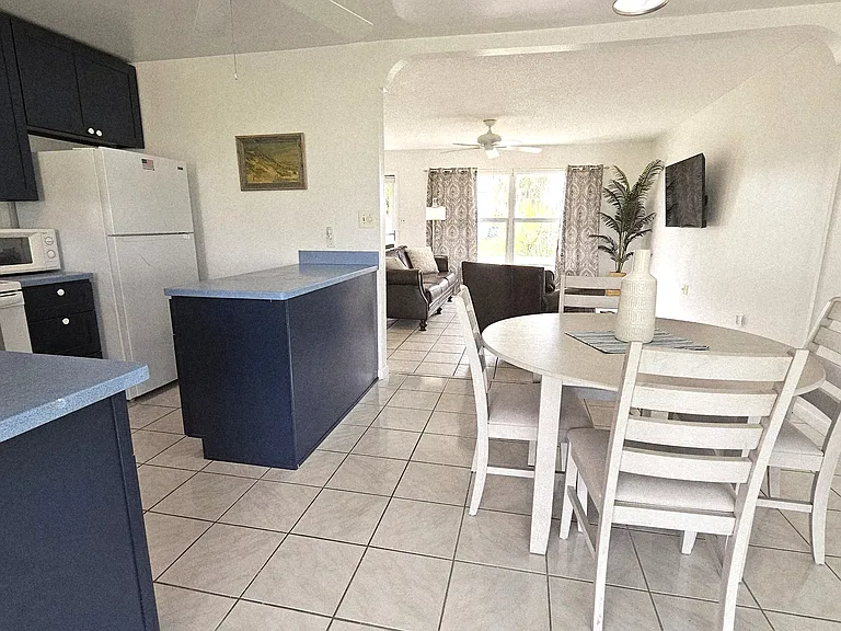Dining/kitchen