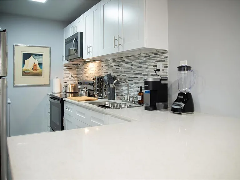 1405 Hyde Park Blvd #6 — Photo 9
