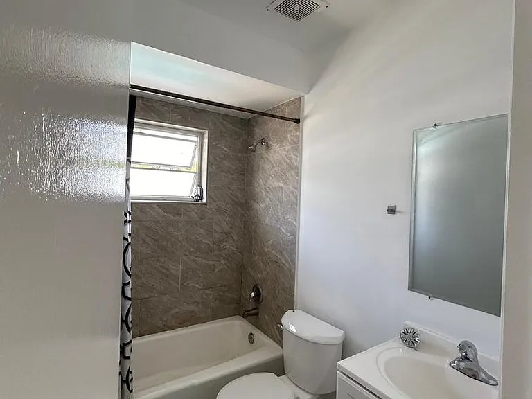 920 SE 2nd Ave — Photo 5