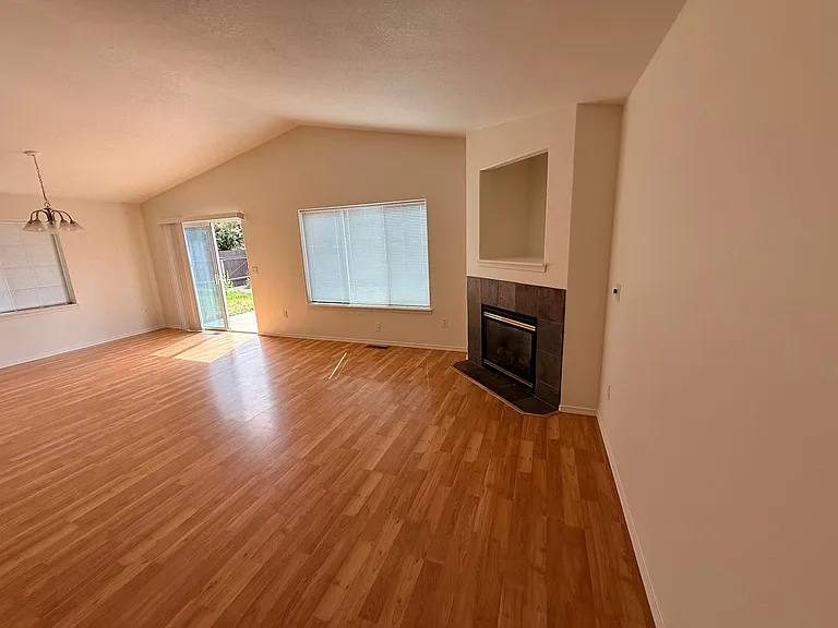 2455 NE 7th Ln — Photo 6