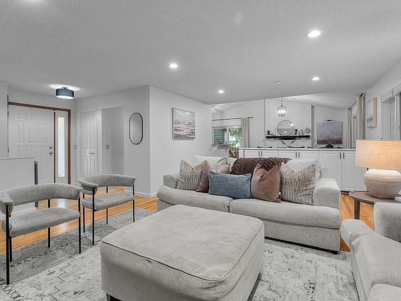 3rd image of 1386 Belmont Dr