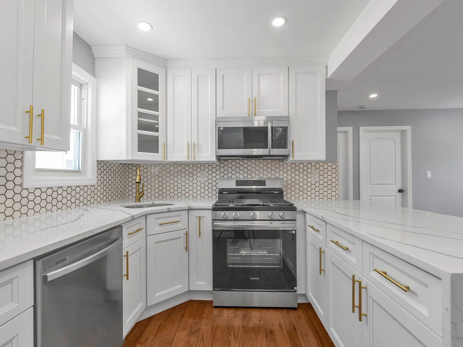 2 bed, 750 sqft, $2,800 — Photo 3