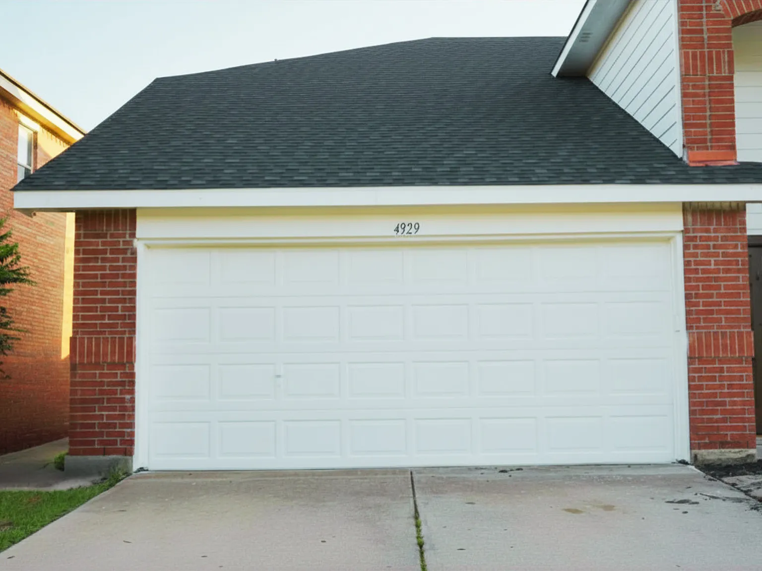 5 bed, 2.5 bath, 2469 sqft, $3,600 — Photo 2