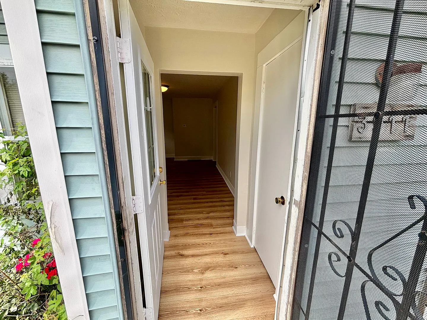 3911 Larkwood Avenue - 2 Bedroom House in Portland, Driveway, Basement, Pets OKAY! — Photo 4
