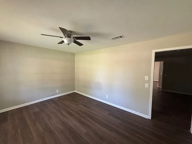 403 Raintree St — Photo 2