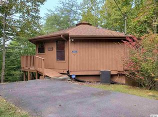 1102 E Foothills Dr, Gatlinburg, TN 37738