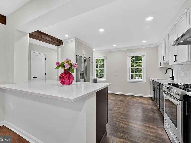 7426 Hallcrest Dr — Photo 10