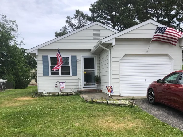10 Saint Tropez Court, Toms River, NJ 08757