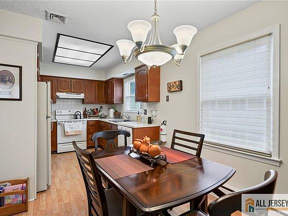 4th image of 0-409 Oxford Ln