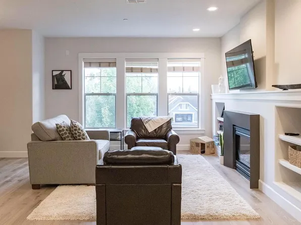 2705 NW Crossing Dr Unit 2, Bend, OR 97703