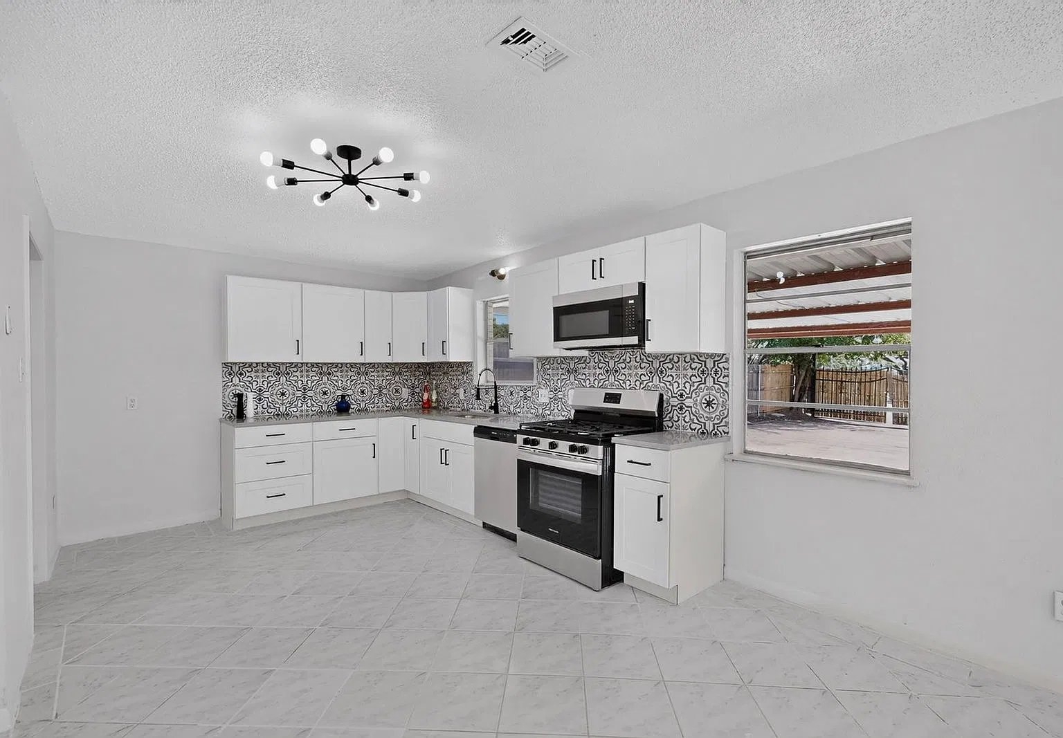 4 bed, 2.0 bath, 2128 sqft, $2,700 — Photo 3