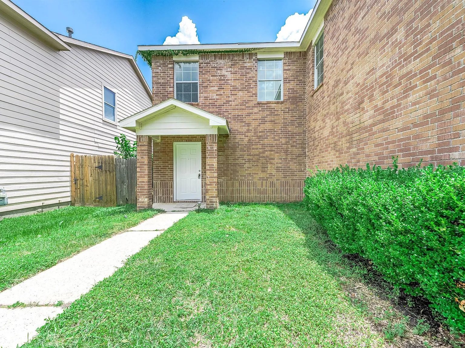 3 bed, 2.5 bath, 1580 sqft, $1,725 — Photo 2