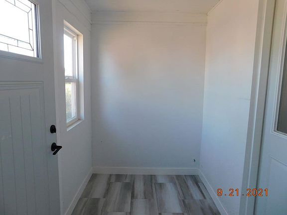 2nd image of 610 E 10th St