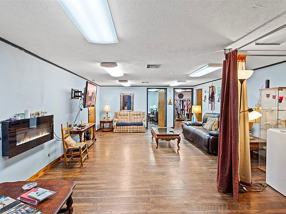5th image of 200 Bowling Alley Ln