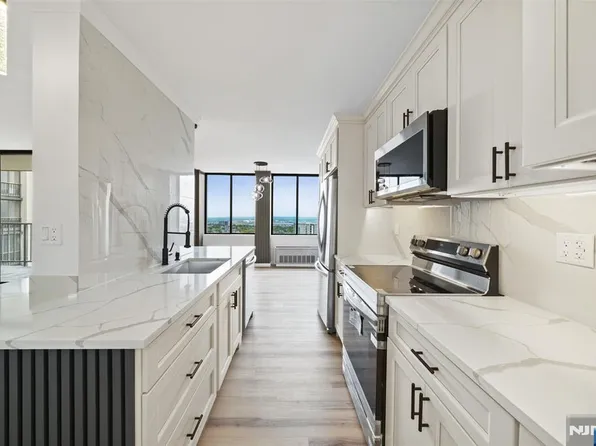 300 Winston Dr APT 2802, Cliffside Park, NJ 07010
