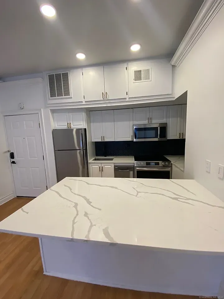 1 bed, 750 sqft, $2,100 — Photo 2