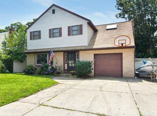 14 Oak St, Bayville, NY 11709