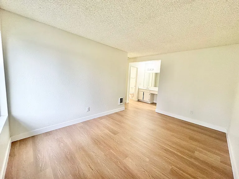 Westgate Villa Apartments — Photo 25