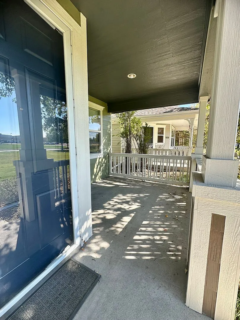 3 bed, 2.5 bath, 1586 sqft, $3,195 — Photo 4