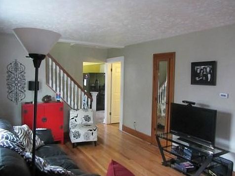 2nd image of 2311 E Saginaw St
