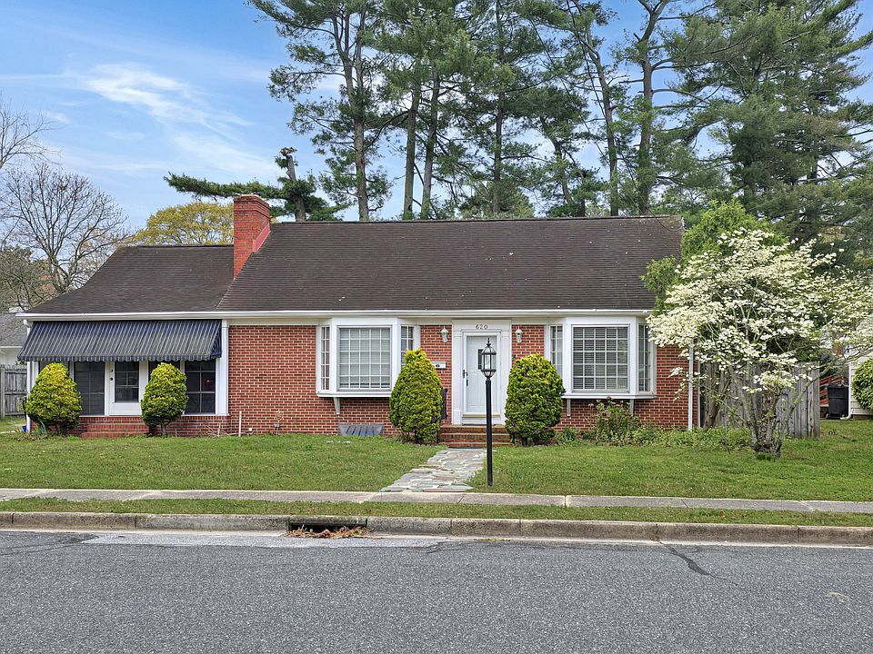 1st image of 620 N Pinehurst Ave