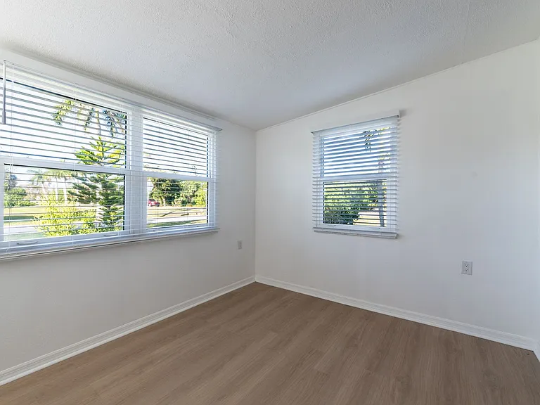 927 W Olympia Ave — Photo 13