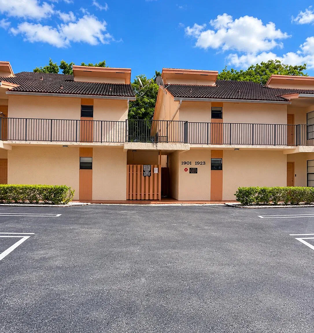 3 bed, 2.0 bath, 1179 sqft, $2,300 — Photo 1
