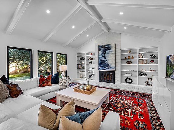 16' vaulted living room