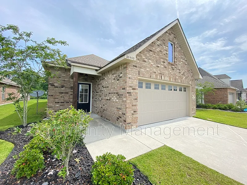 3 bed, 2.0 bath, 1616 sqft, $2,095 — Photo 1