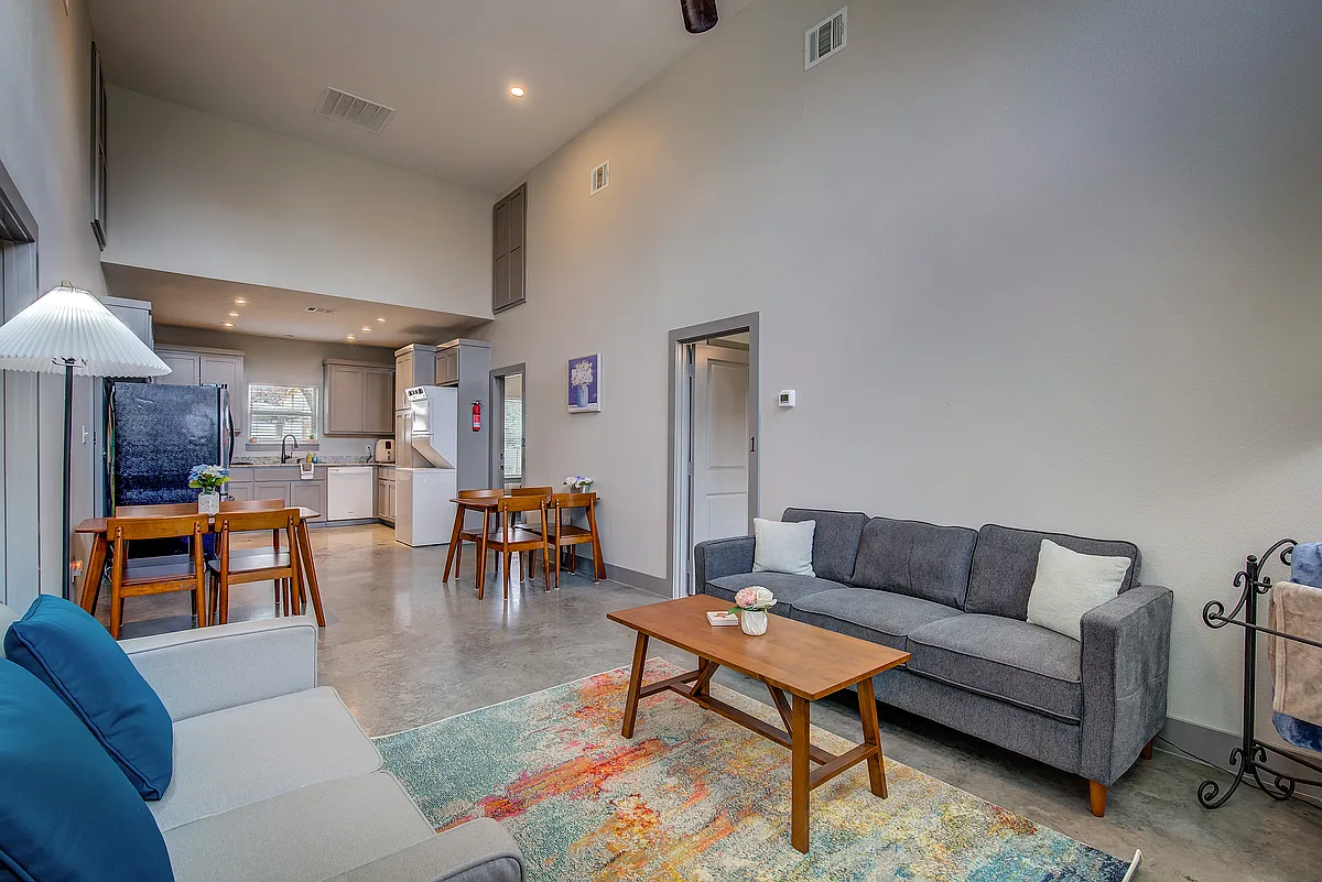 Building Photo - 604 Maple St #2