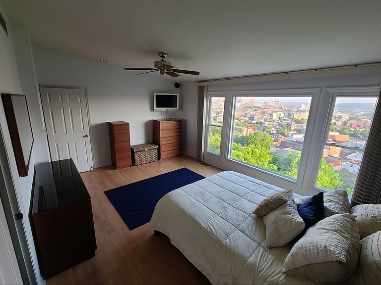 241 Hastings St — Photo 9