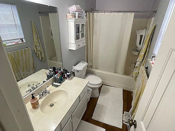 2nd image of 5917 Glen View Dr
