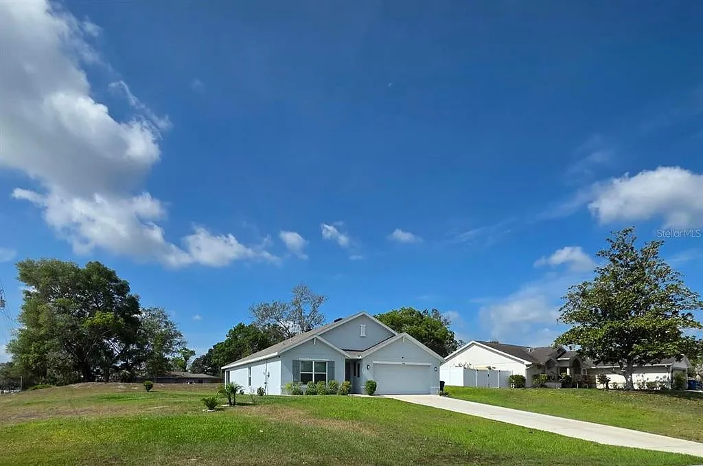 4 bed, 2.0 bath, 1812 sqft, $2,350 — Photo 2