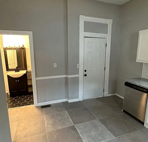 1112 E Locust St — Photo 14
