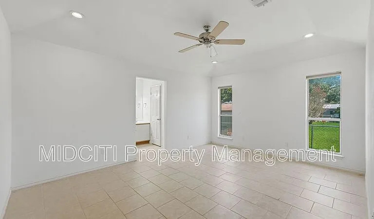 1233 Hollyhock Ln — Photo 18