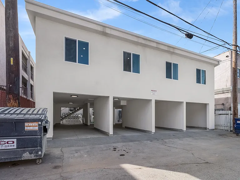 1827 E 4th St #18 — Photo 5