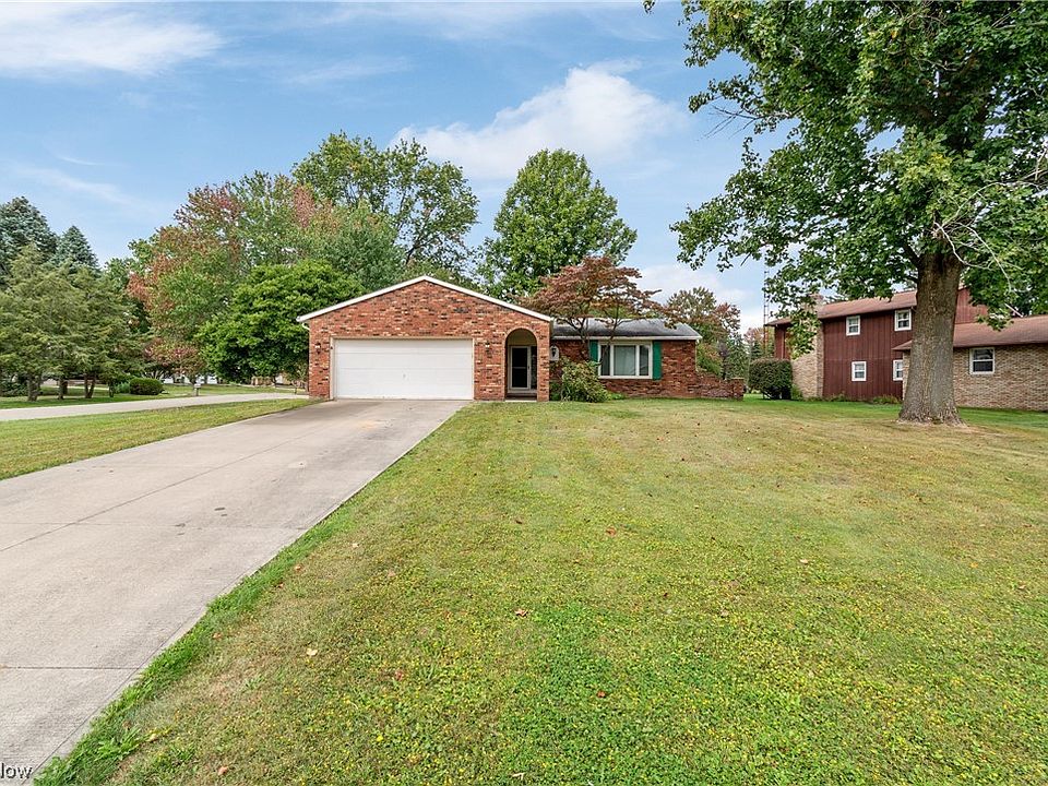 1st image of 3024 Chaucer Dr NE