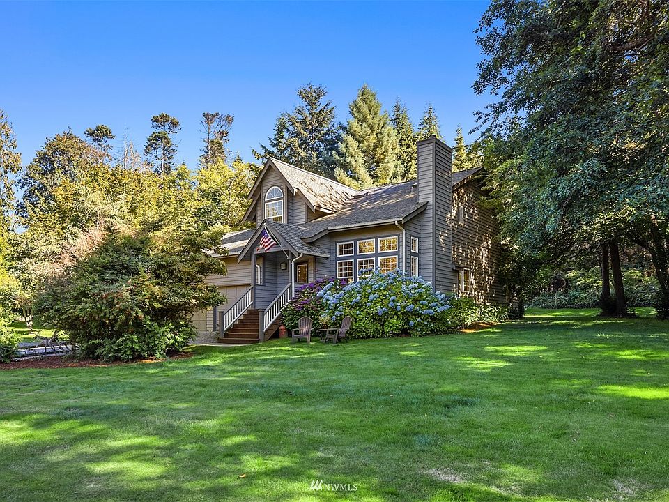 Park-like acreage fully fenced