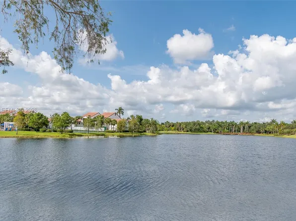 1051 Woodfall Ct, Fort Lauderdale, FL 33326