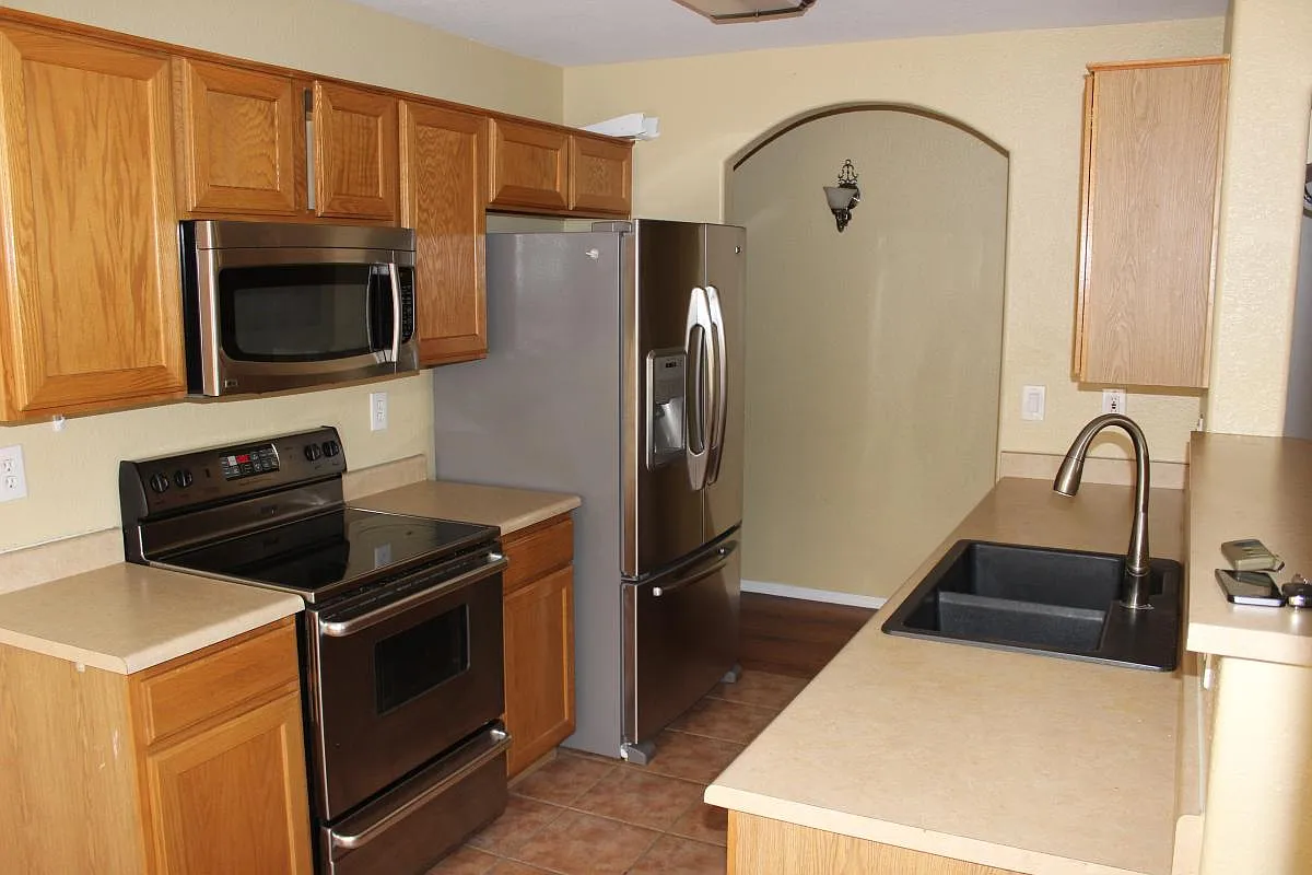 4 bed, 1307 sqft, $2,300 — Photo 3