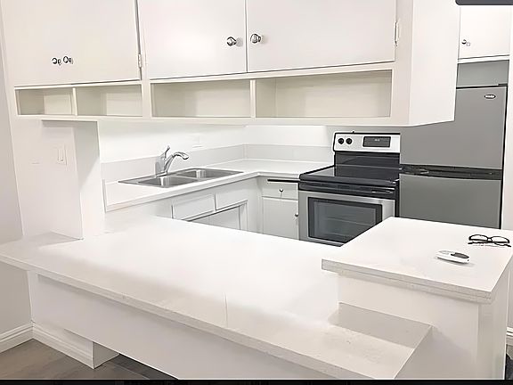 3rd image of 435 S Mariposa Ave APT 207