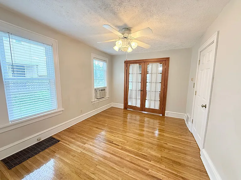 310 E Locust St — Photo 7