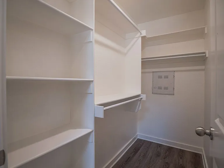 668 N Honey Locust Bnd — Photo 2