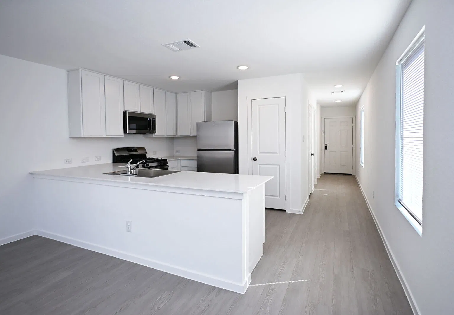3 bed, 2.5 bath, 1189 sqft, $1,245 — Photo 2