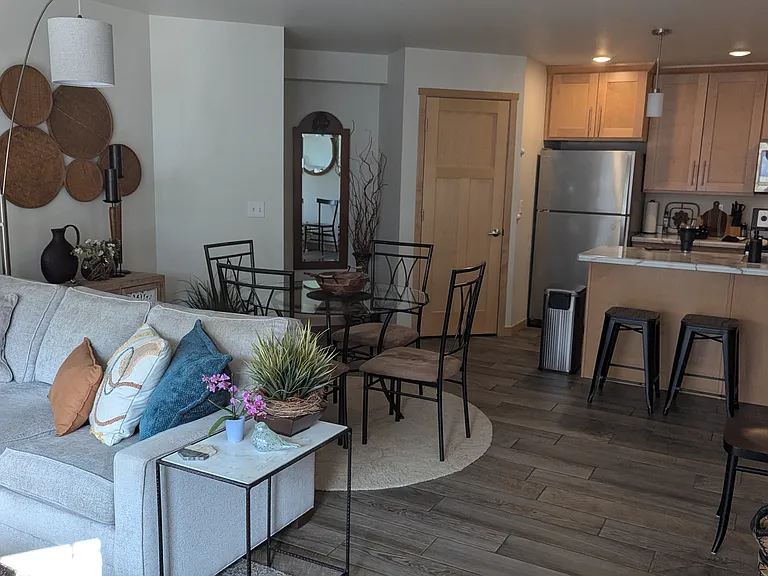 1027 Green Bay St #203 — Photo 3