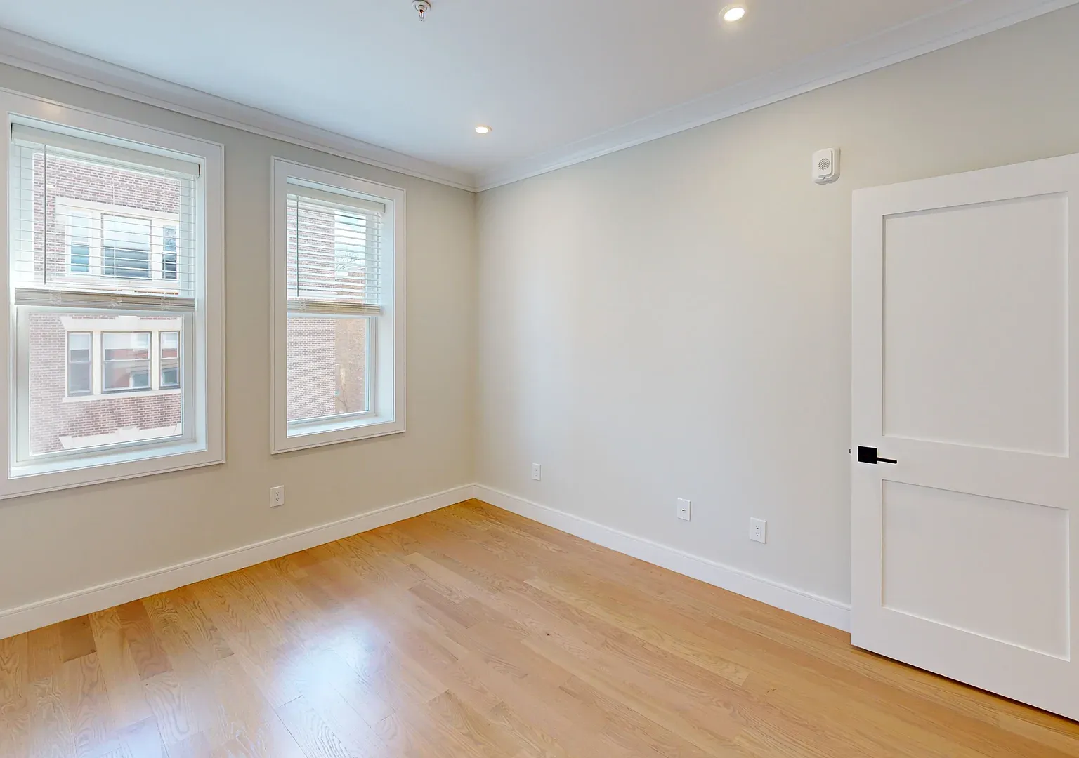 3 bed, 1.0 bath, 1000 sqft, $4,162 — Photo 3