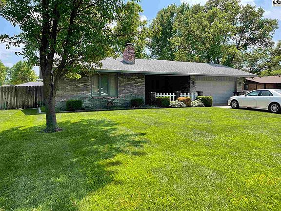 3rd image of 2400 Canterbury Dr