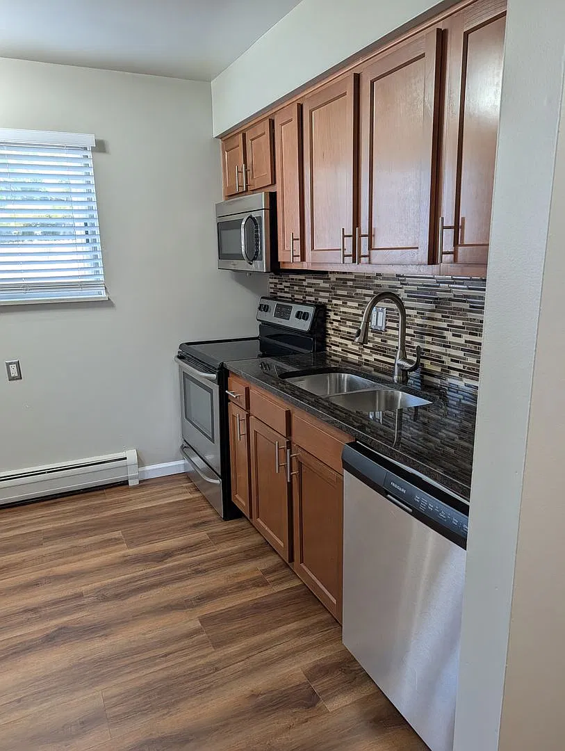 Colonial Apartments — Photo 3