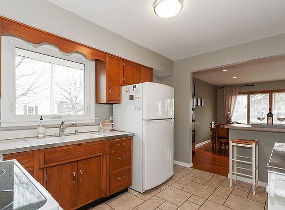3rd image of 16 Rosemont Ave